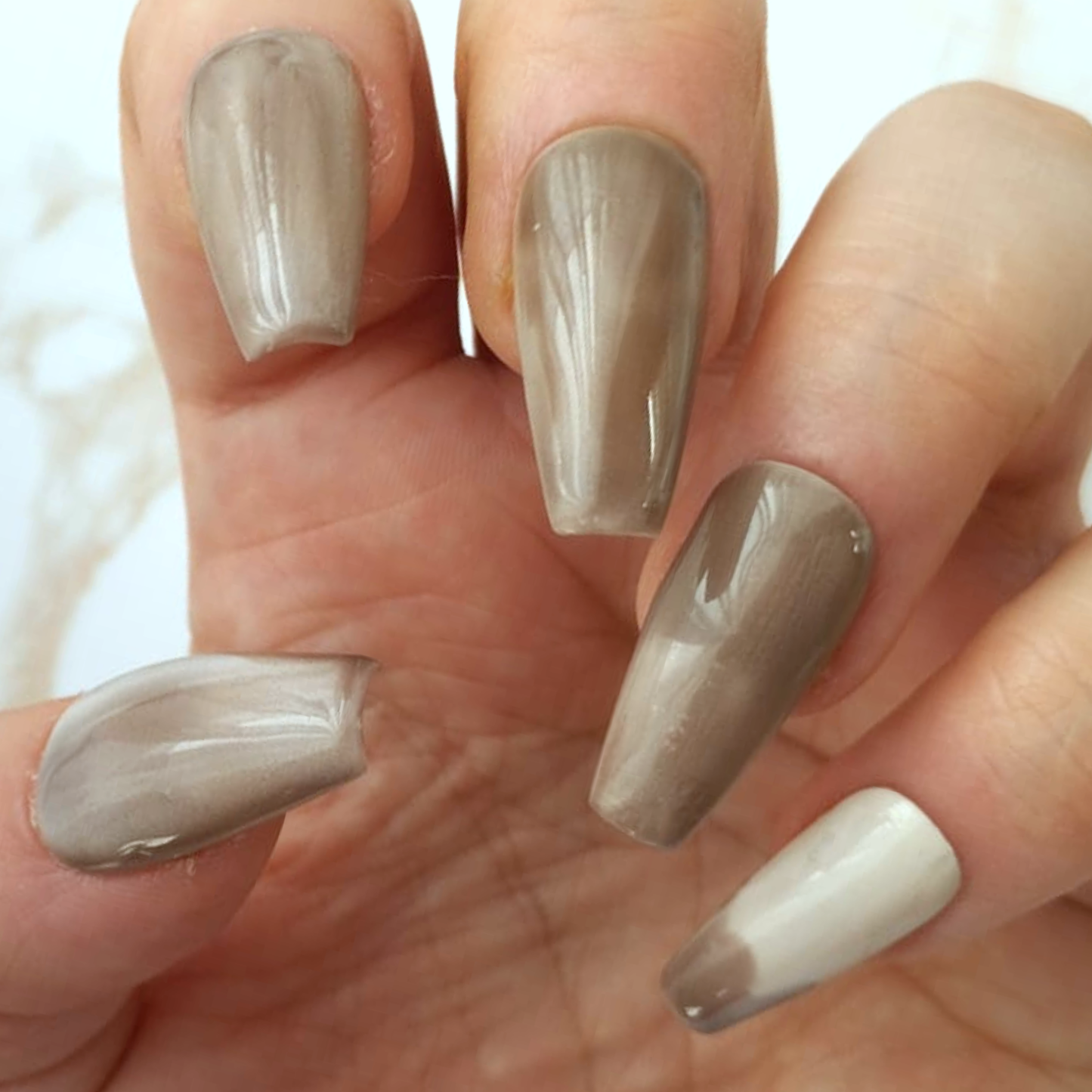 Latte press-on nagels — draagfoto, premium narrow almond