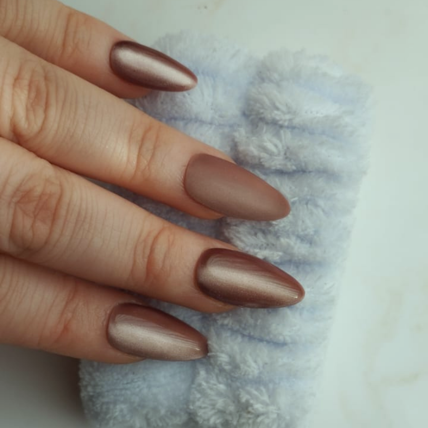 Coffee Beans press-on nagels — draagfoto, premium narrow almond