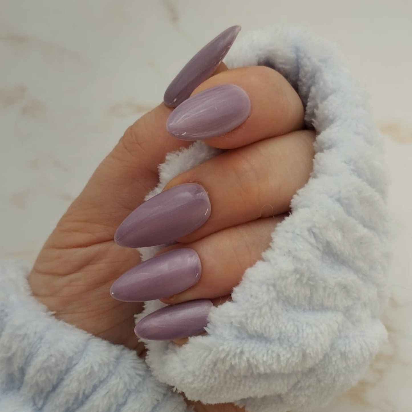 Velvet Blush press-on nagels — draagfoto, signature narrow almond