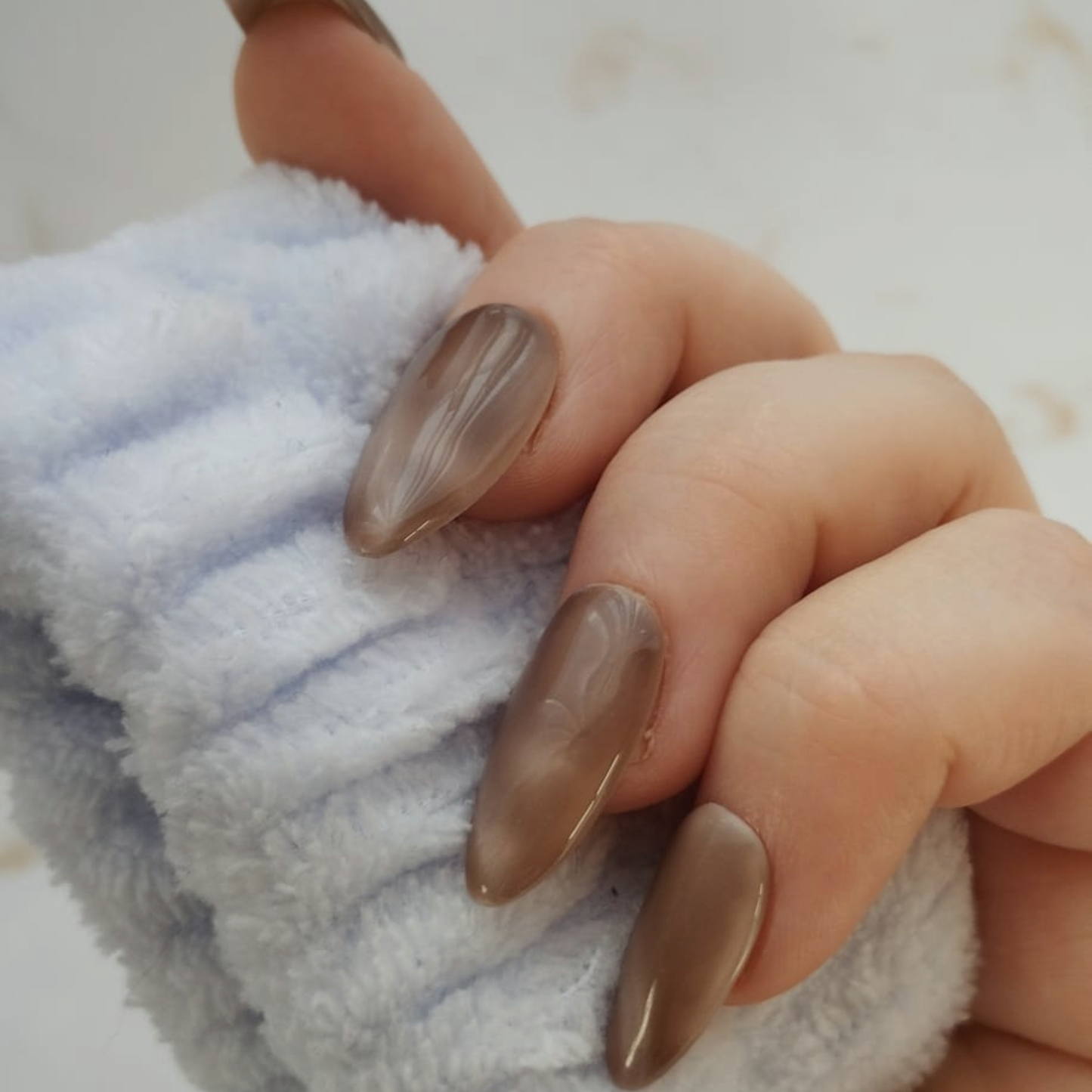 Honey Glow press-on nagels — draagfoto, signature narrow almond
