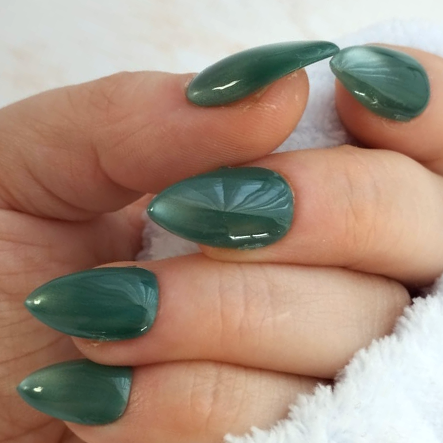 Gem Teal press-on nagels — draagfoto, signature wide almond