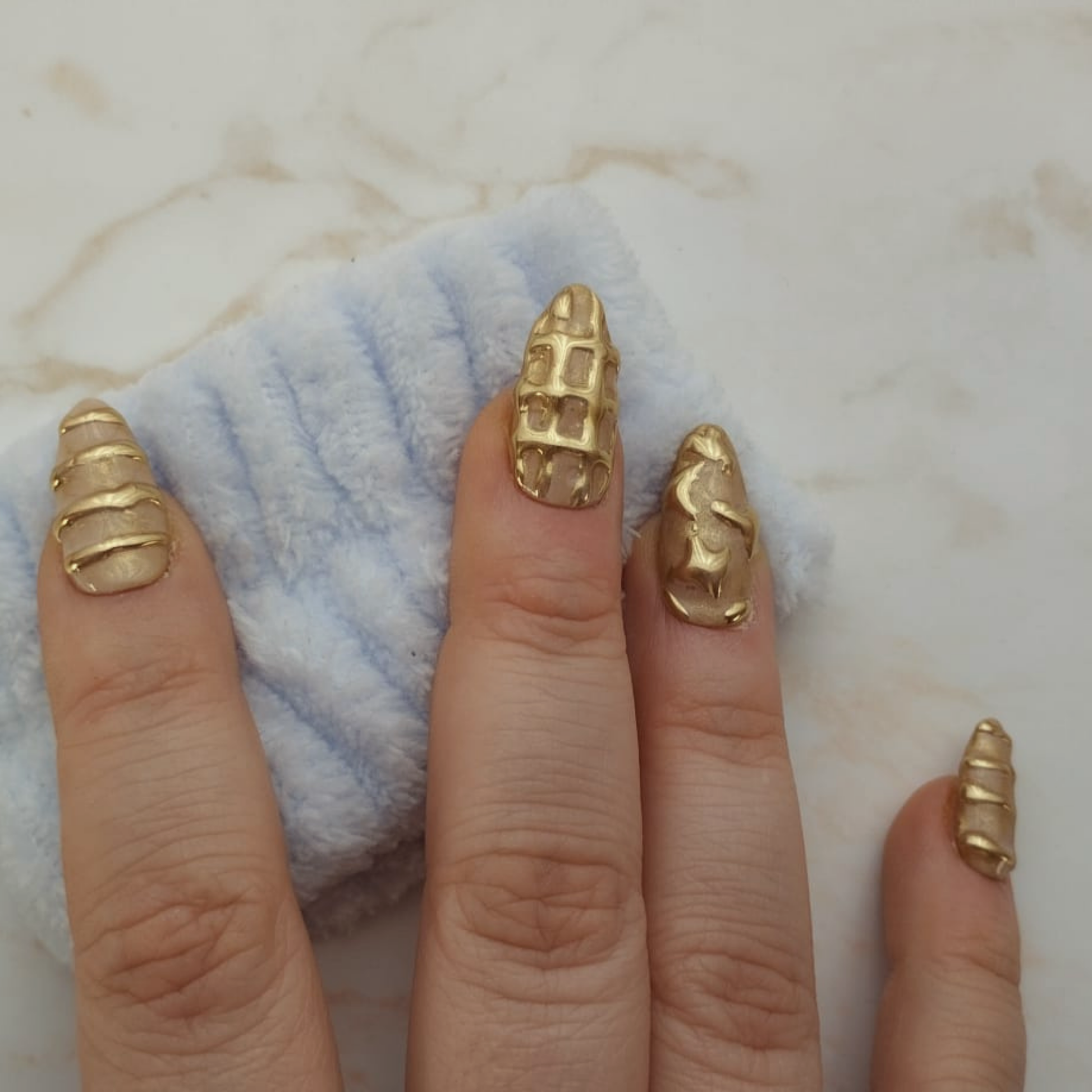 Gold Chrome press-on nagels — draagfoto, essential narrow almond
