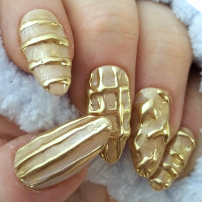Gold Chrome press-on nagels — draagfoto, essential narrow almond