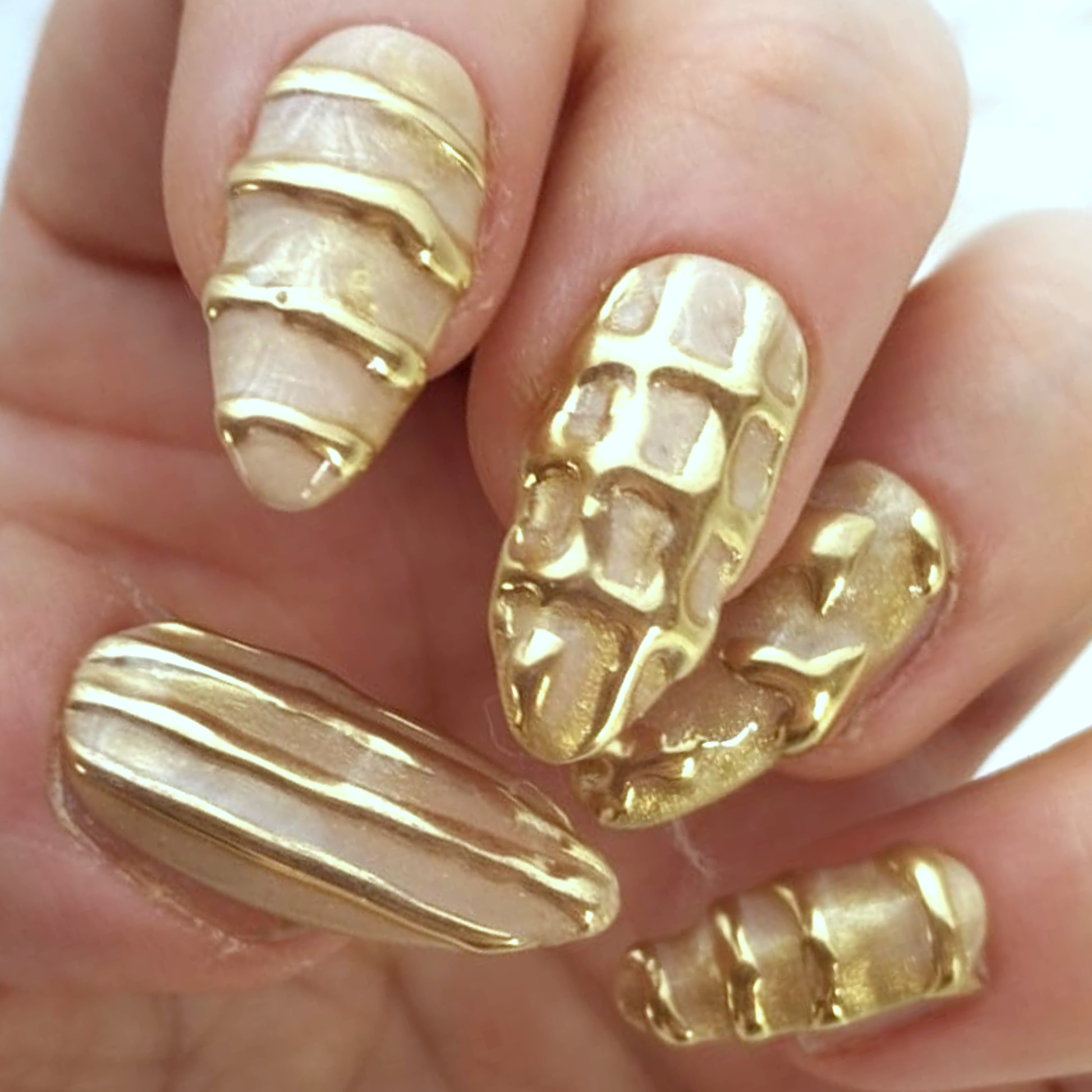 Gold Chrome press-on nagels — draagfoto, essential narrow almond
