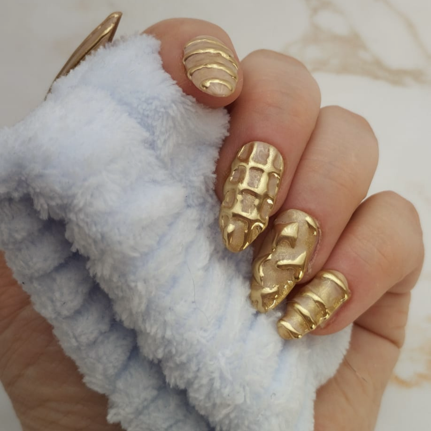 Gold Chrome press-on nagels — draagfoto, essential narrow almond