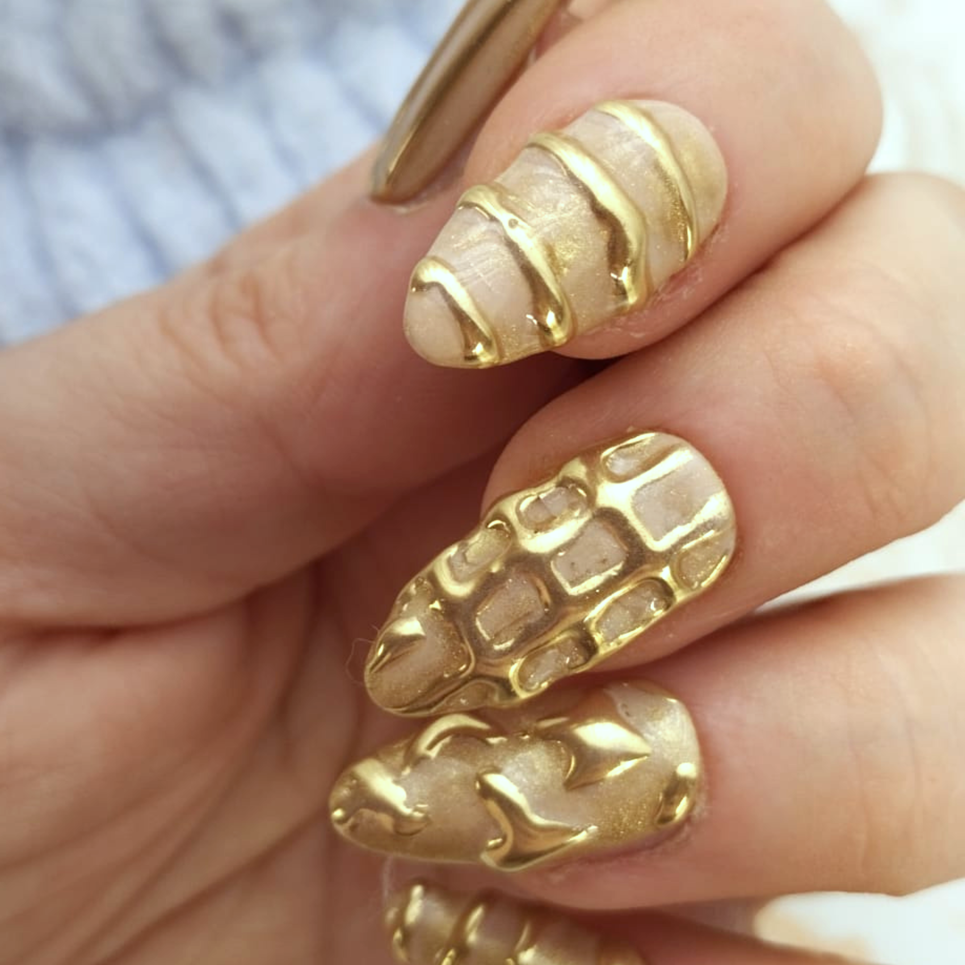 Gold Chrome press-on nagels — draagfoto, essential narrow almond
