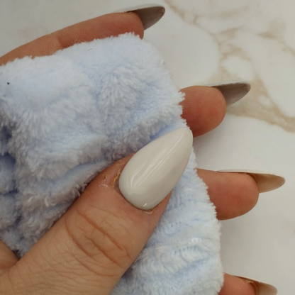 Bare Silk press-on nagels — draagfoto, essential narrow almond