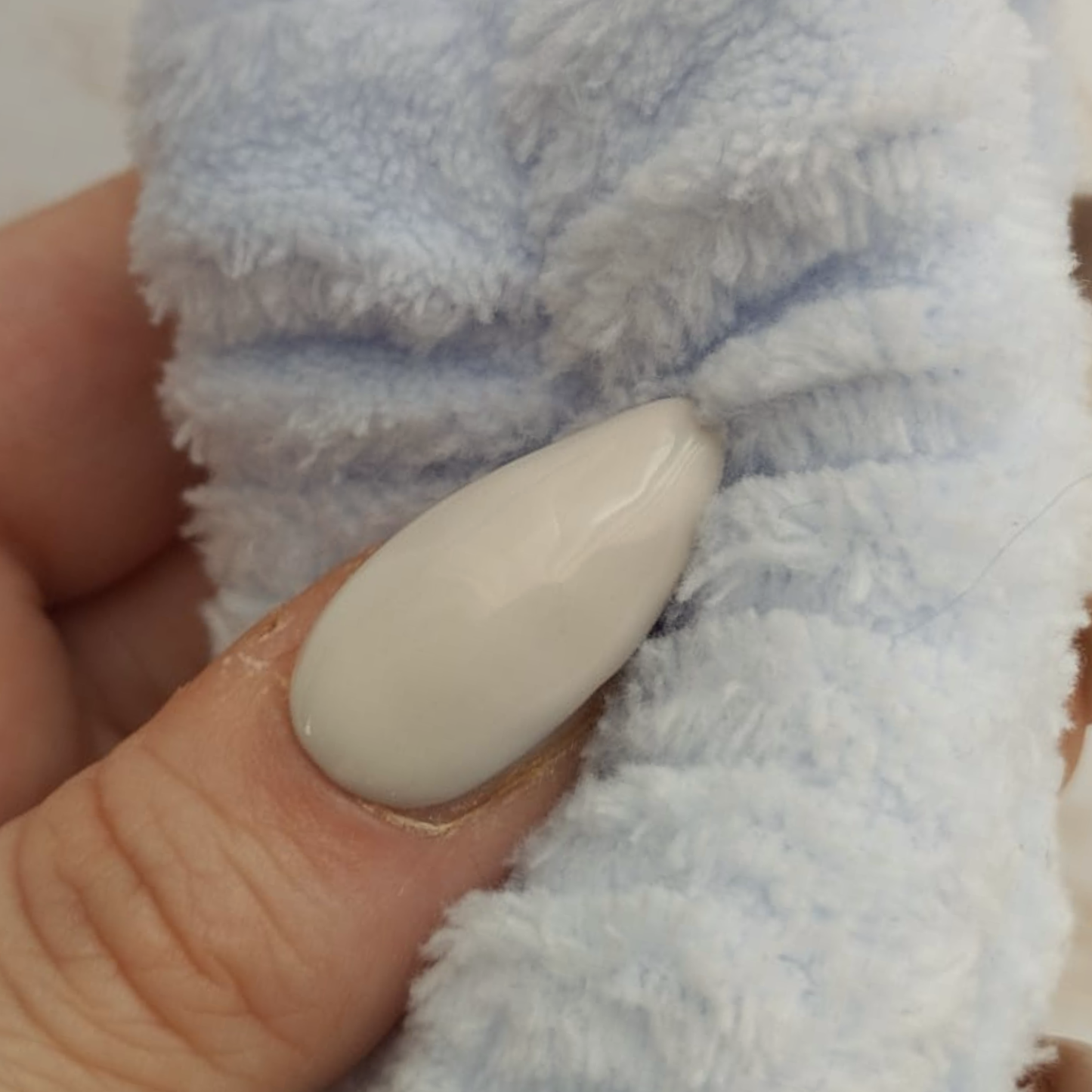 Bare Silk press-on nagels — close-up detail, essential narrow almond