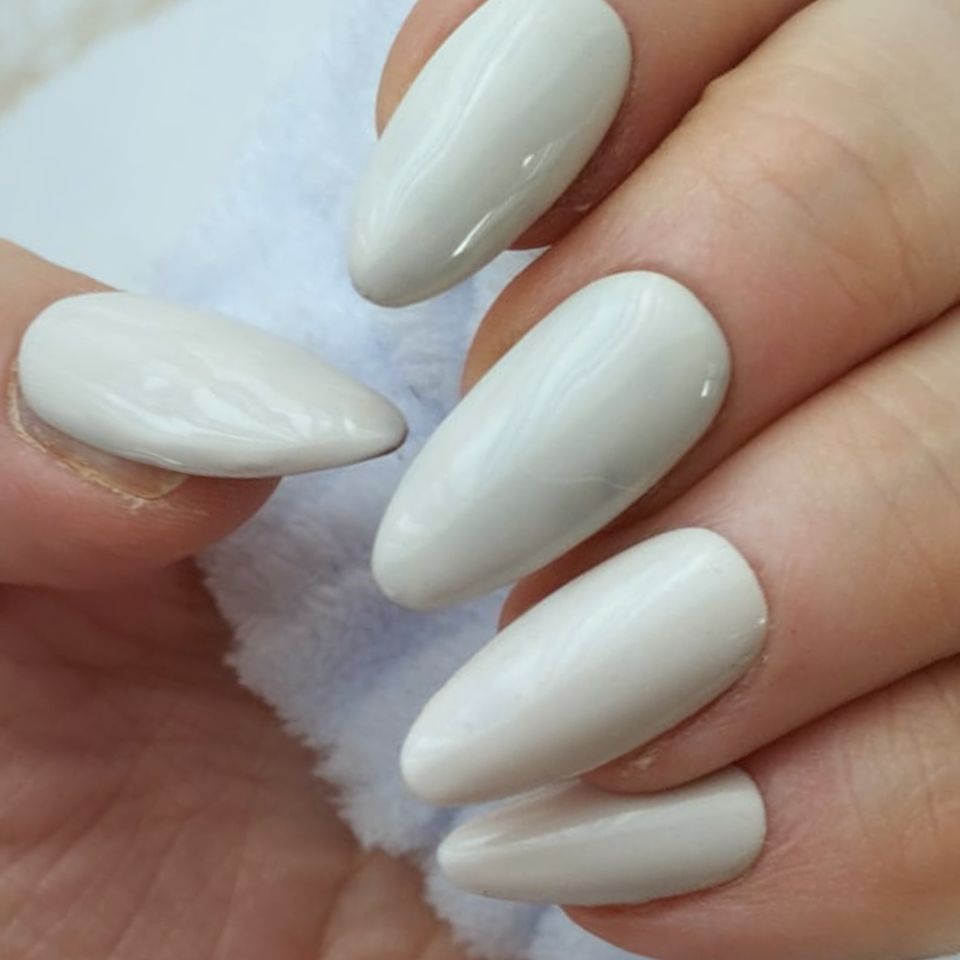 Bare Silk press-on nagels — draagfoto, essential narrow almond