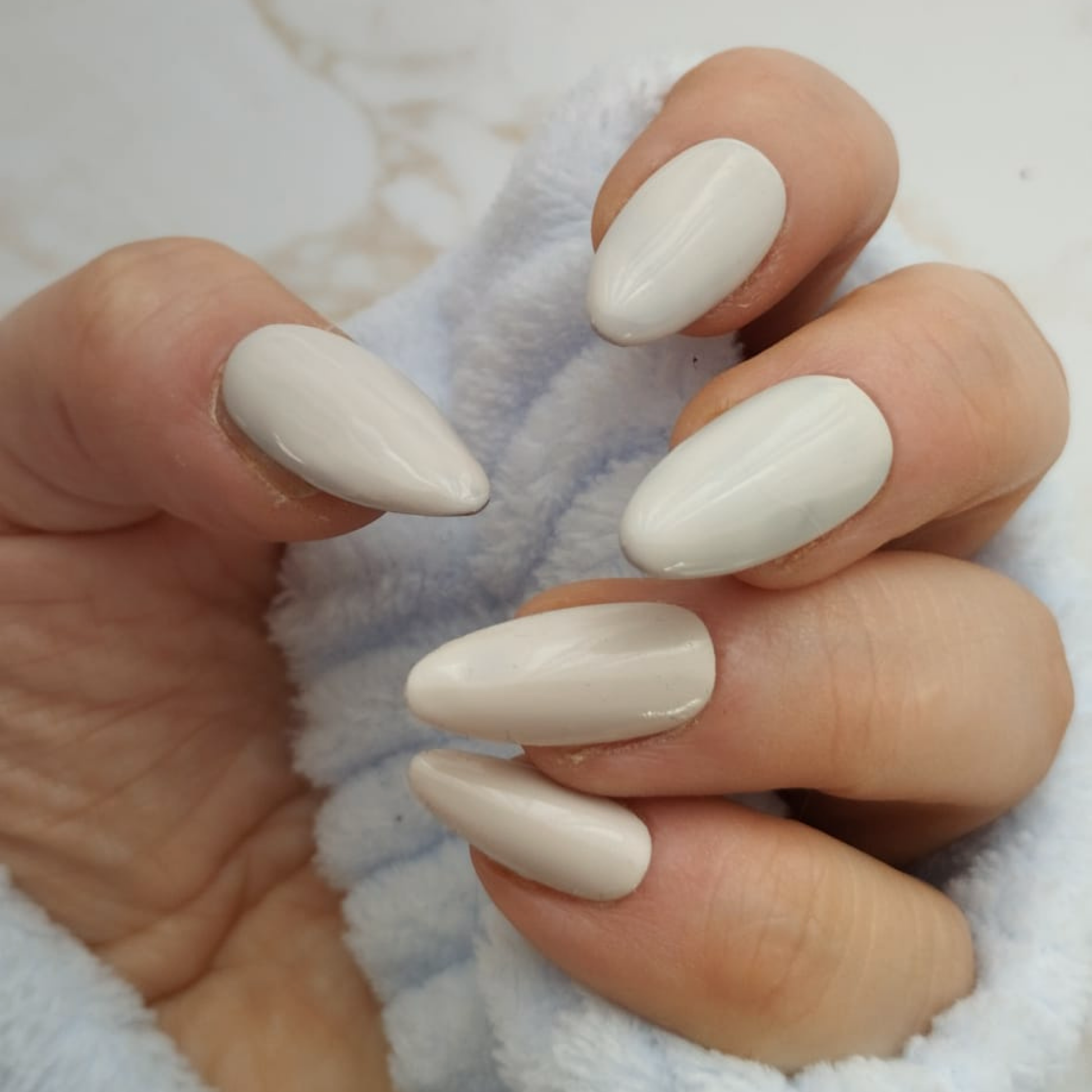 Bare Silk press-on nagels — draagfoto, essential narrow almond