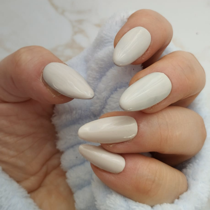Bare Silk press-on nagels — draagfoto, essential narrow almond