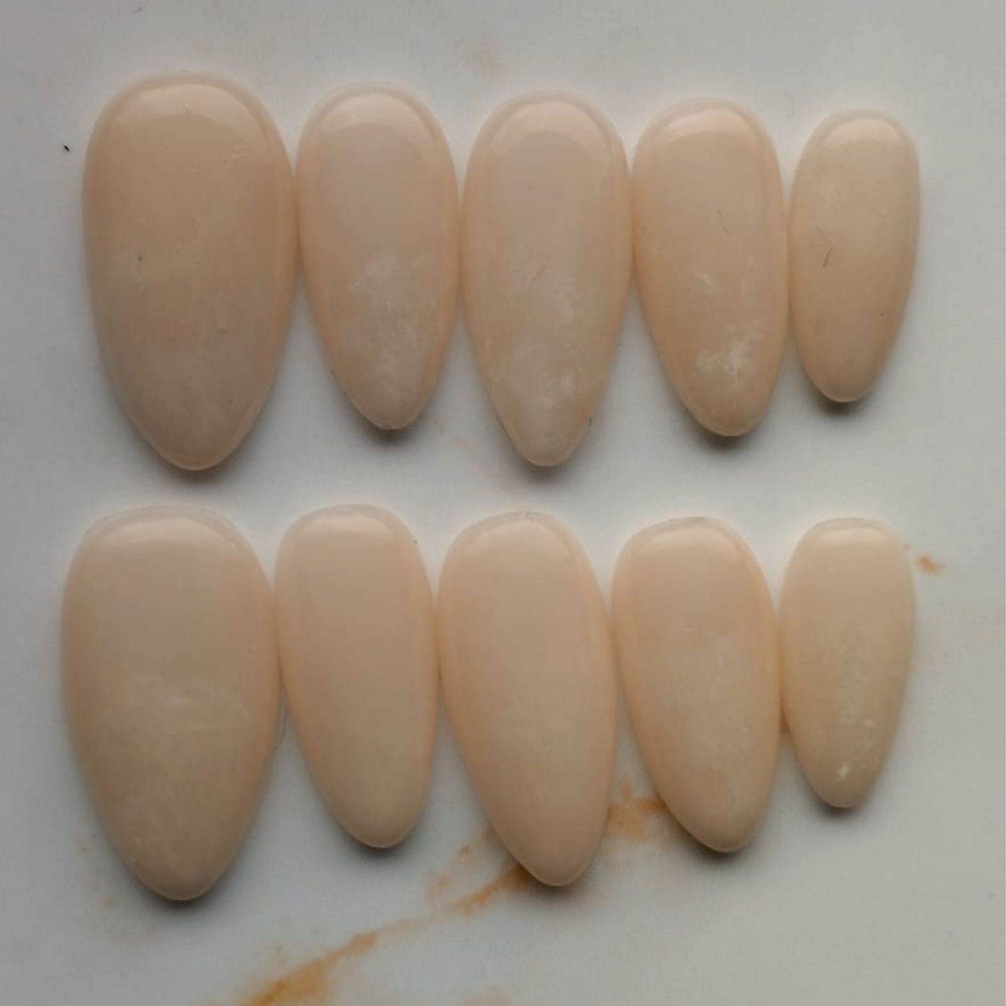 Marble Nude press-on nagels — draagfoto, signature narrow almond