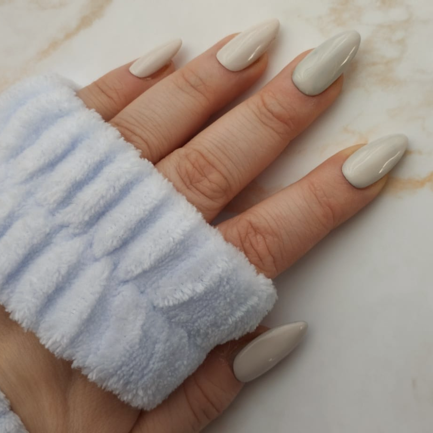 Bare Silk press-on nagels — draagfoto, essential narrow almond