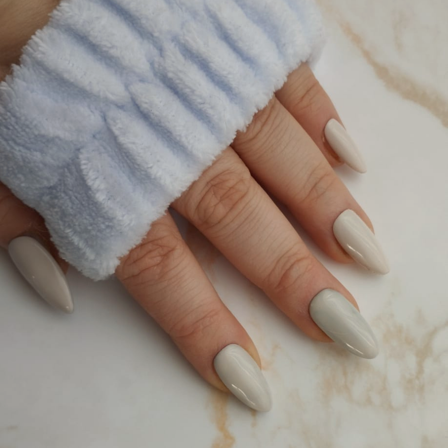 Bare Silk press-on nagels — draagfoto, essential narrow almond