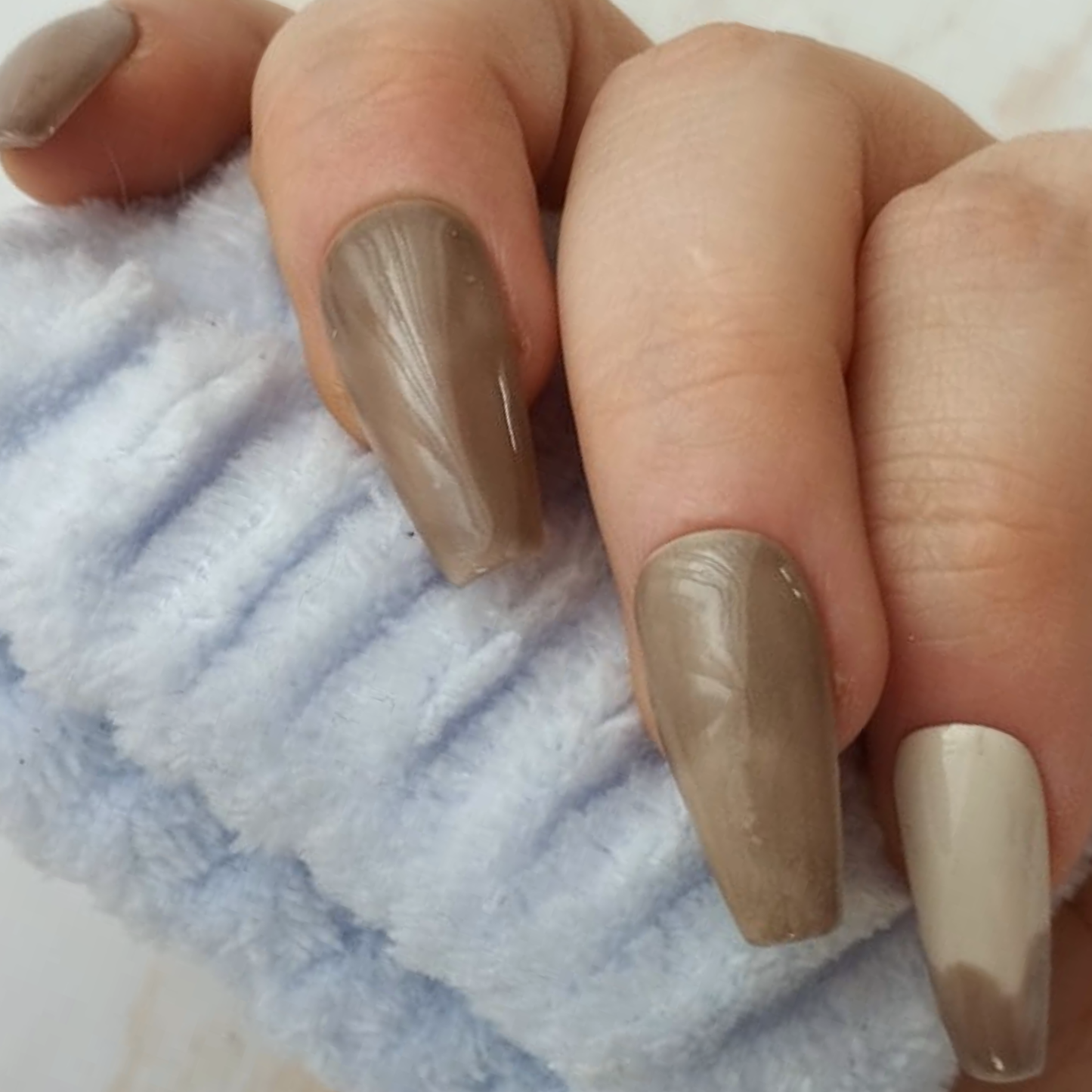 Latte press-on nagels — draagfoto, premium narrow almond