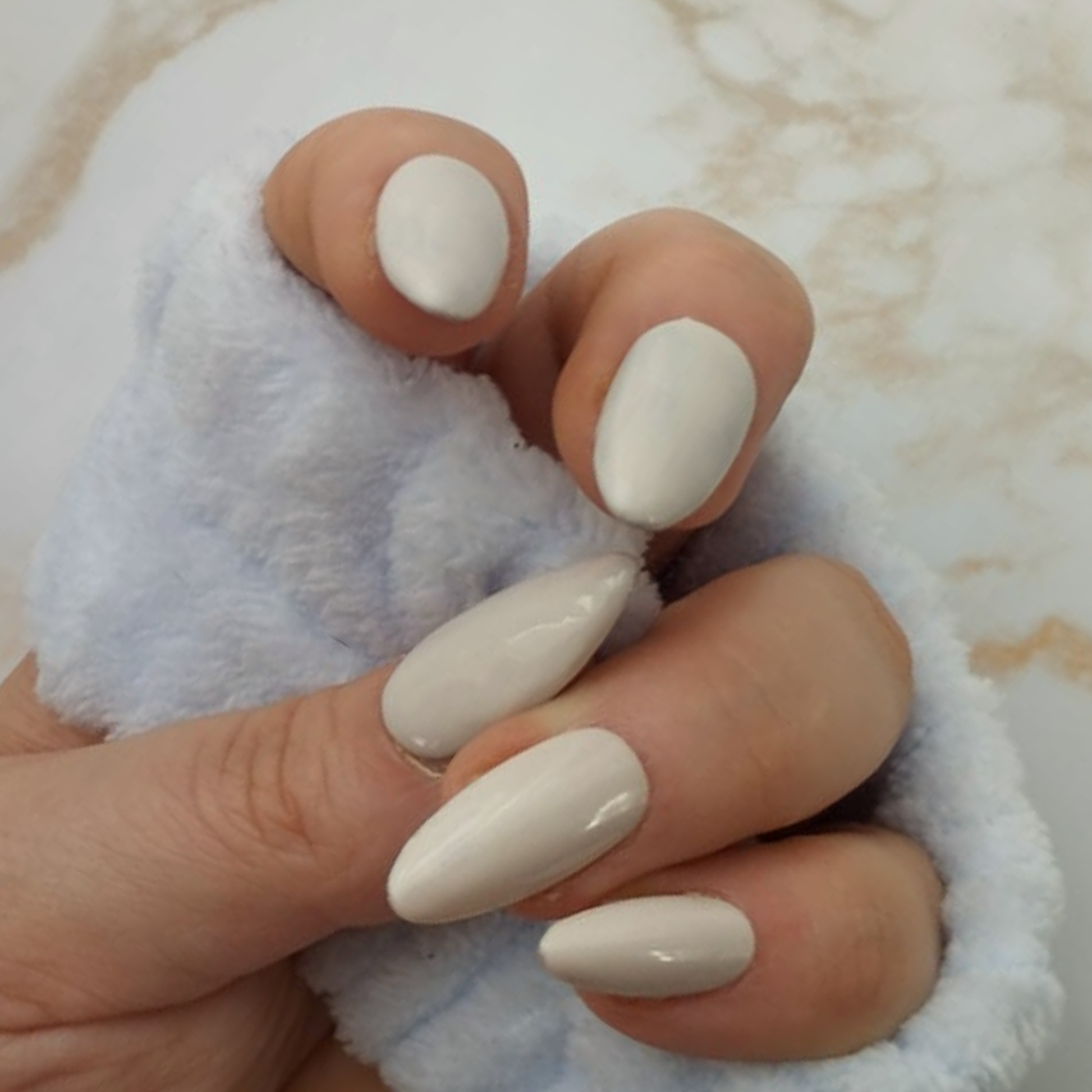 Bare Silk press-on nagels — draagfoto, essential narrow almond