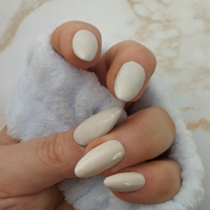 Bare Silk press-on nagels — draagfoto, essential narrow almond