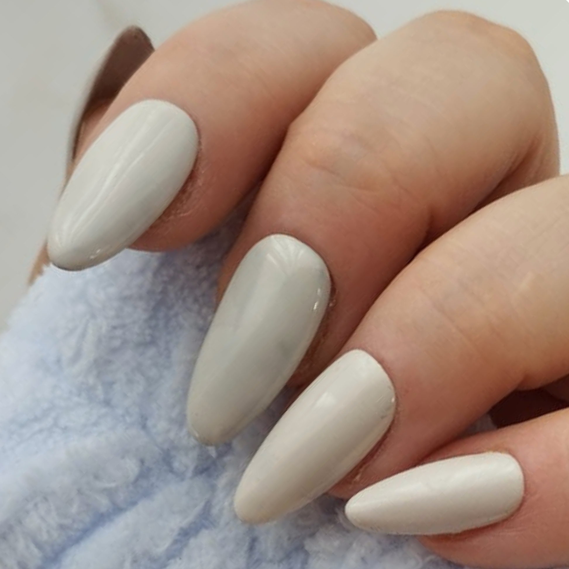 Bare Silk press-on nagels — draagfoto, essential narrow almond