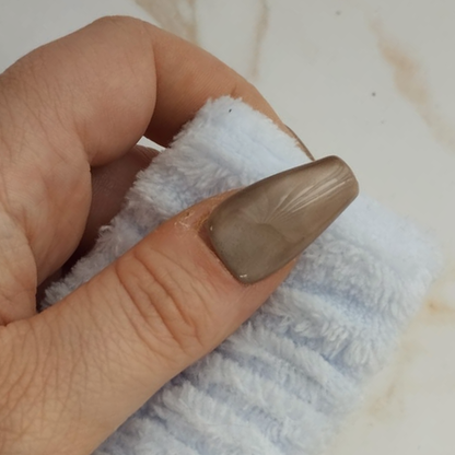 Latte press-on nagels — draagfoto, premium narrow almond