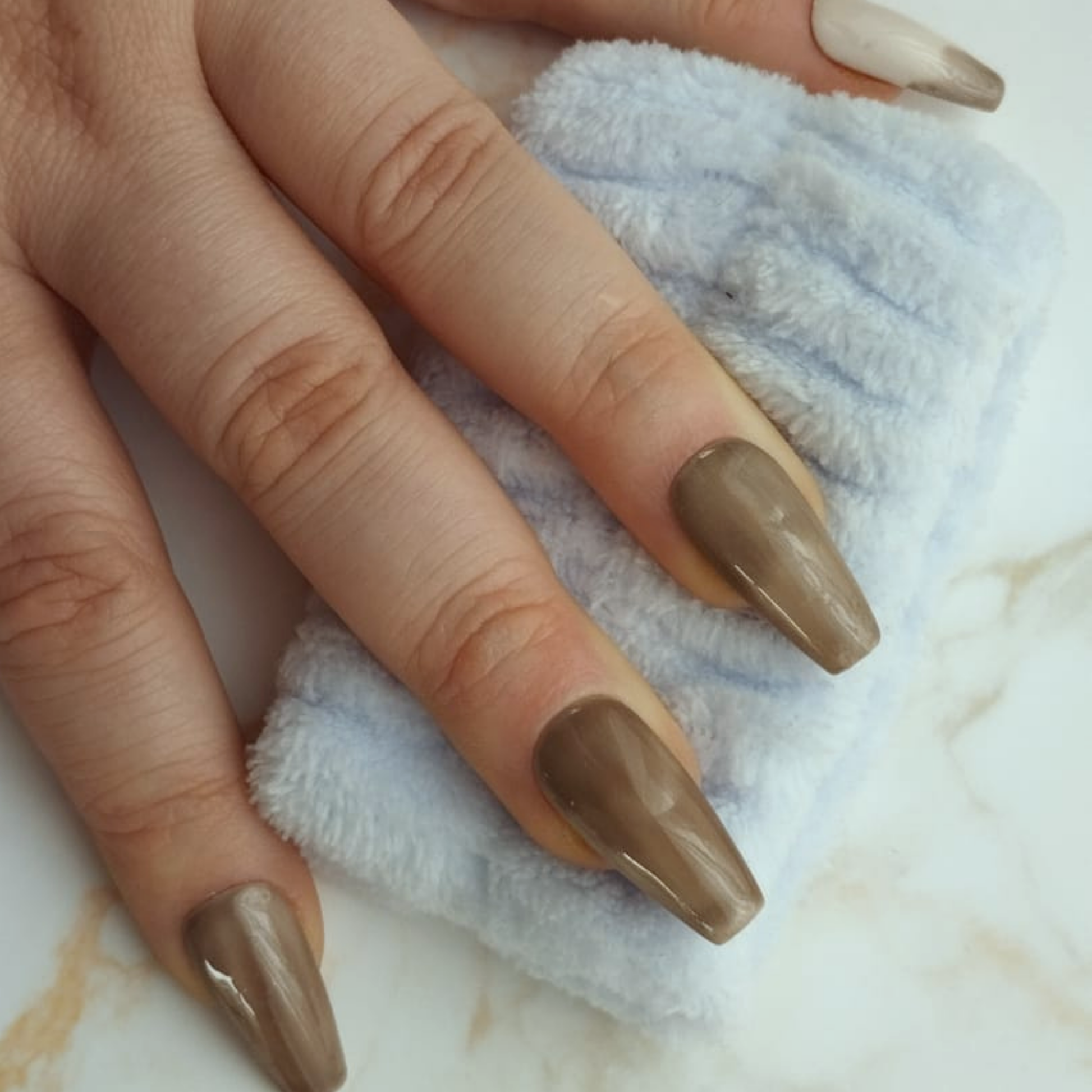 Latte press-on nagels — draagfoto, premium narrow almond