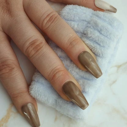 Latte press-on nagels — draagfoto, premium narrow almond