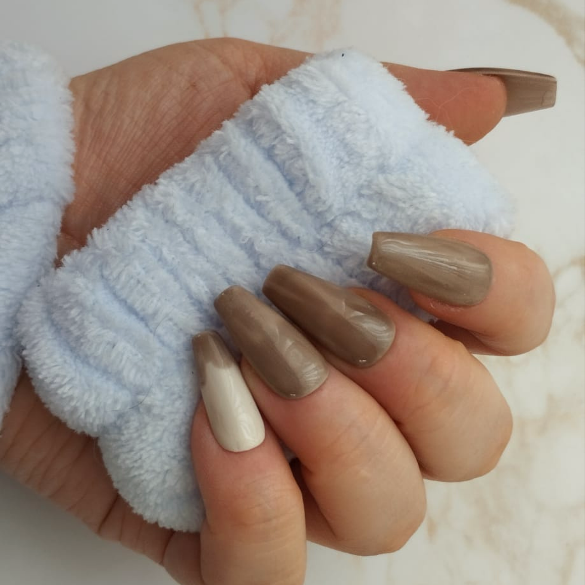 Latte press-on nagels — draagfoto, premium narrow almond