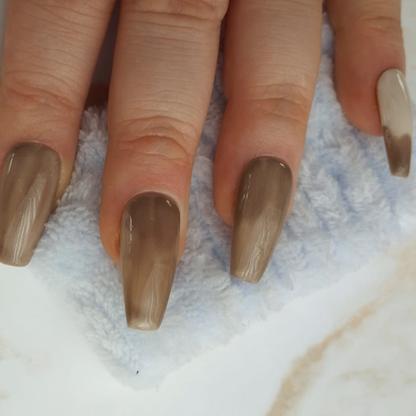 Latte press-on nagels — draagfoto, premium narrow almond