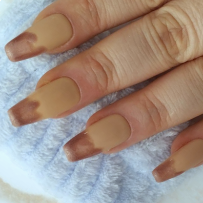 Caramel Dipped press-on nagels — draagfoto, premium narrow almond