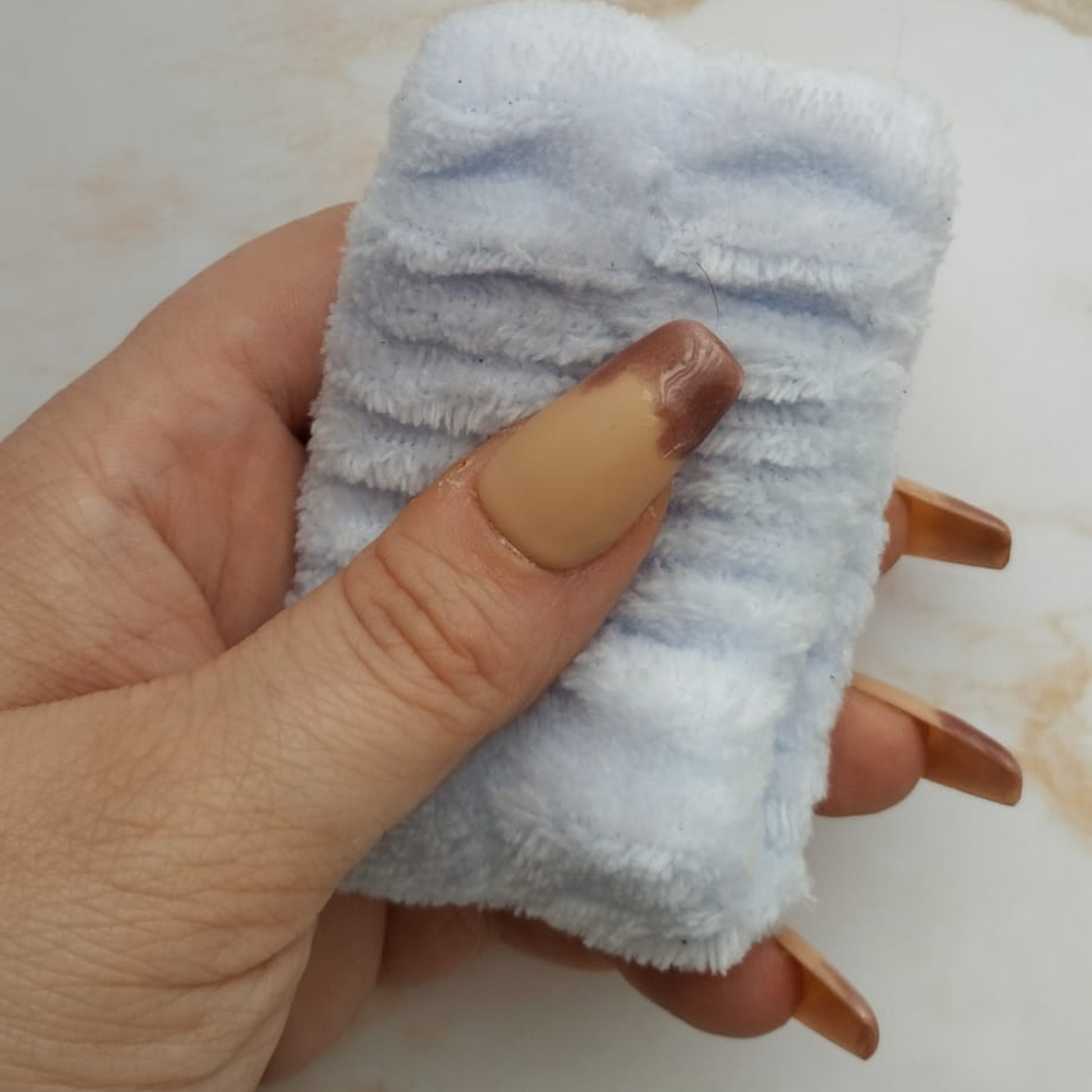 Caramel Dipped press-on nagels — draagfoto, premium narrow almond