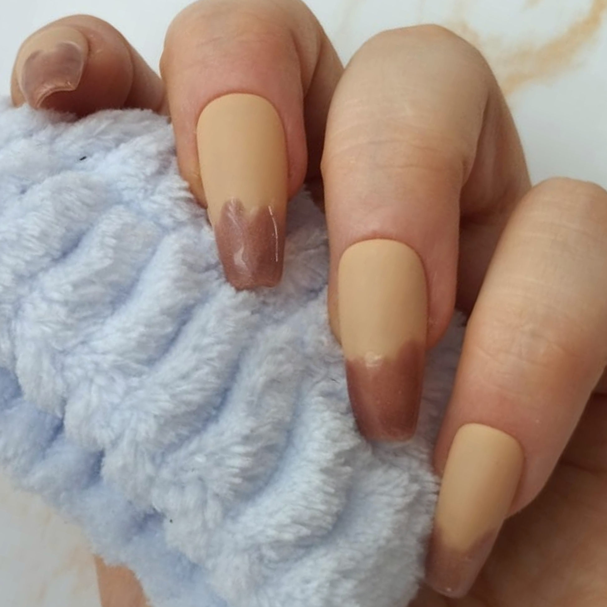Caramel Dipped press-on nagels — draagfoto, premium narrow almond