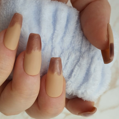 Caramel Dipped press-on nagels — draagfoto, premium narrow almond