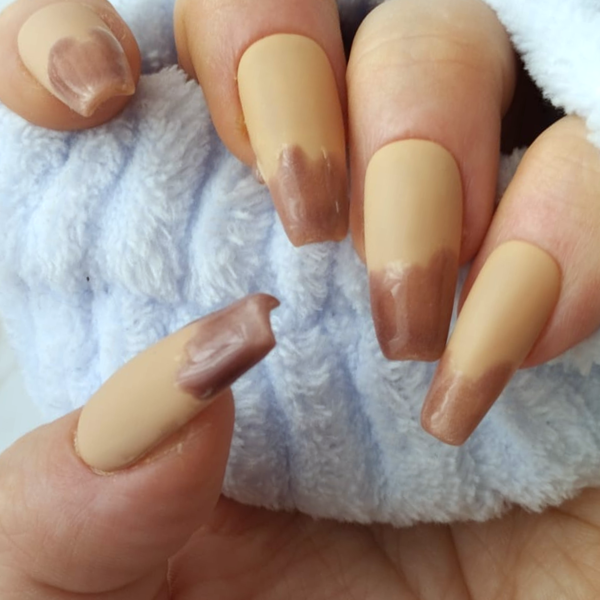 Caramel Dipped press-on nagels — draagfoto, premium narrow almond
