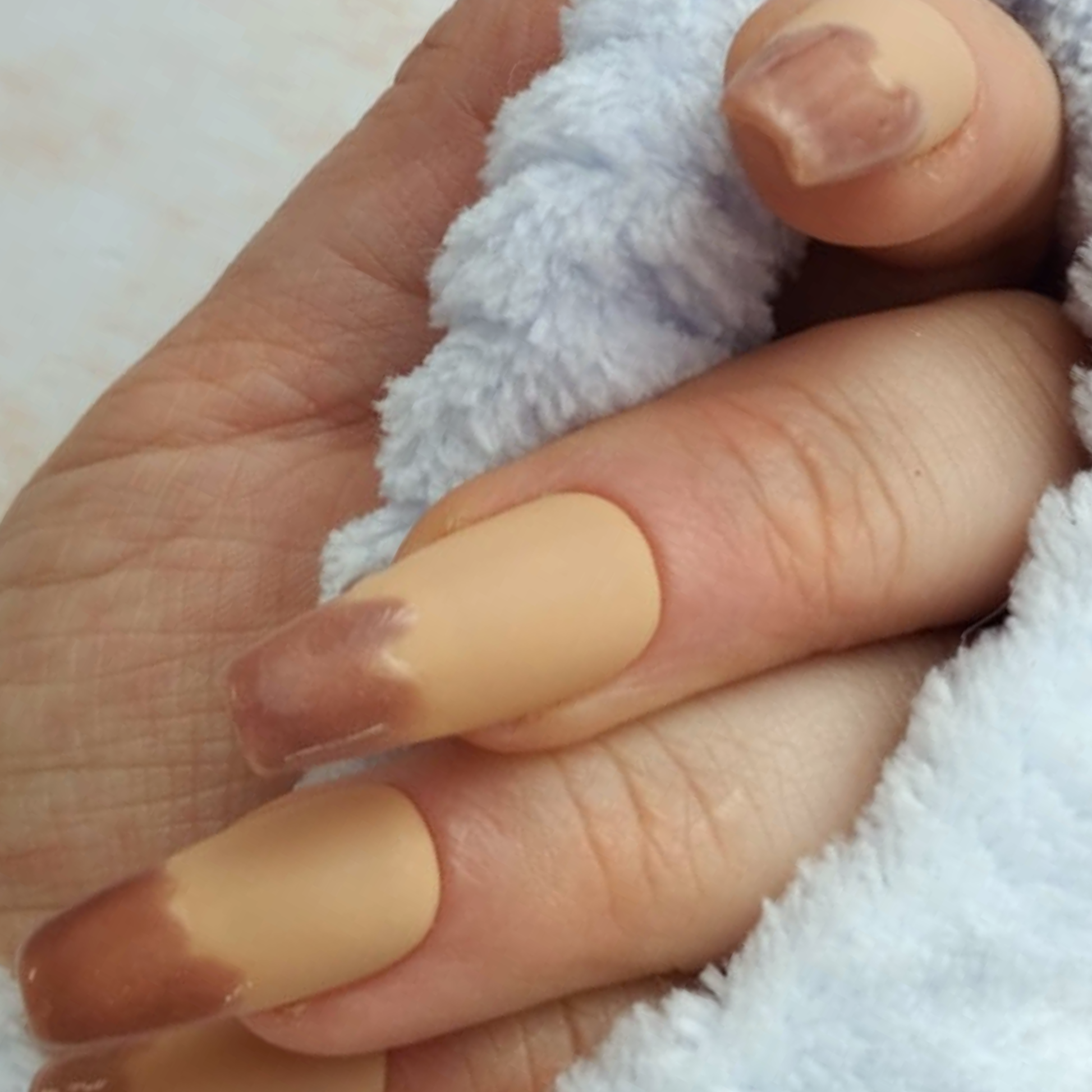 Caramel Dipped press-on nagels — draagfoto, premium narrow almond