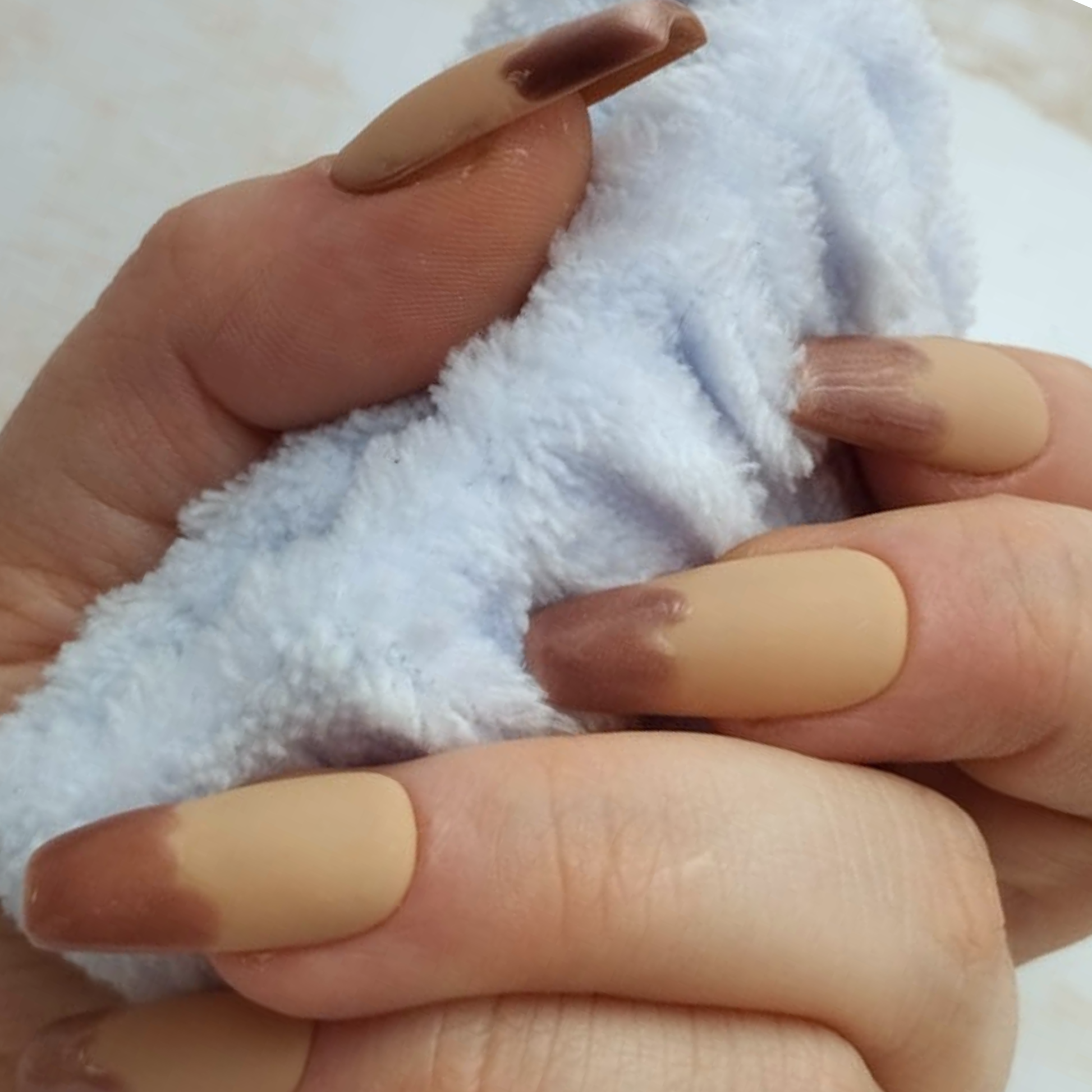 Caramel Dipped press-on nagels — draagfoto, premium narrow almond