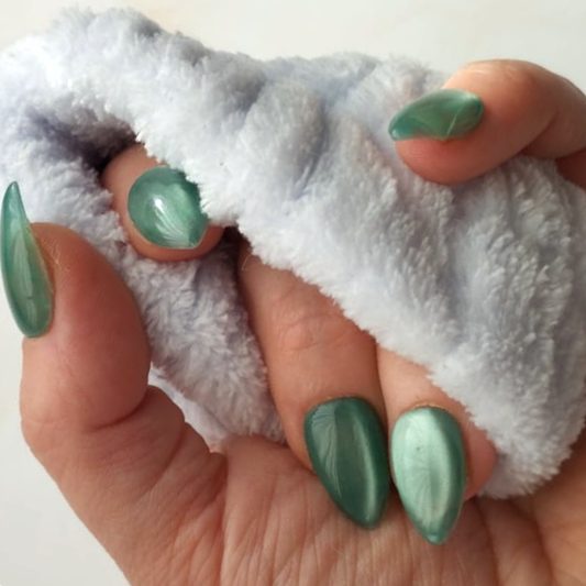 Glass Teal press-on nagels — essential wide almond, set van 10