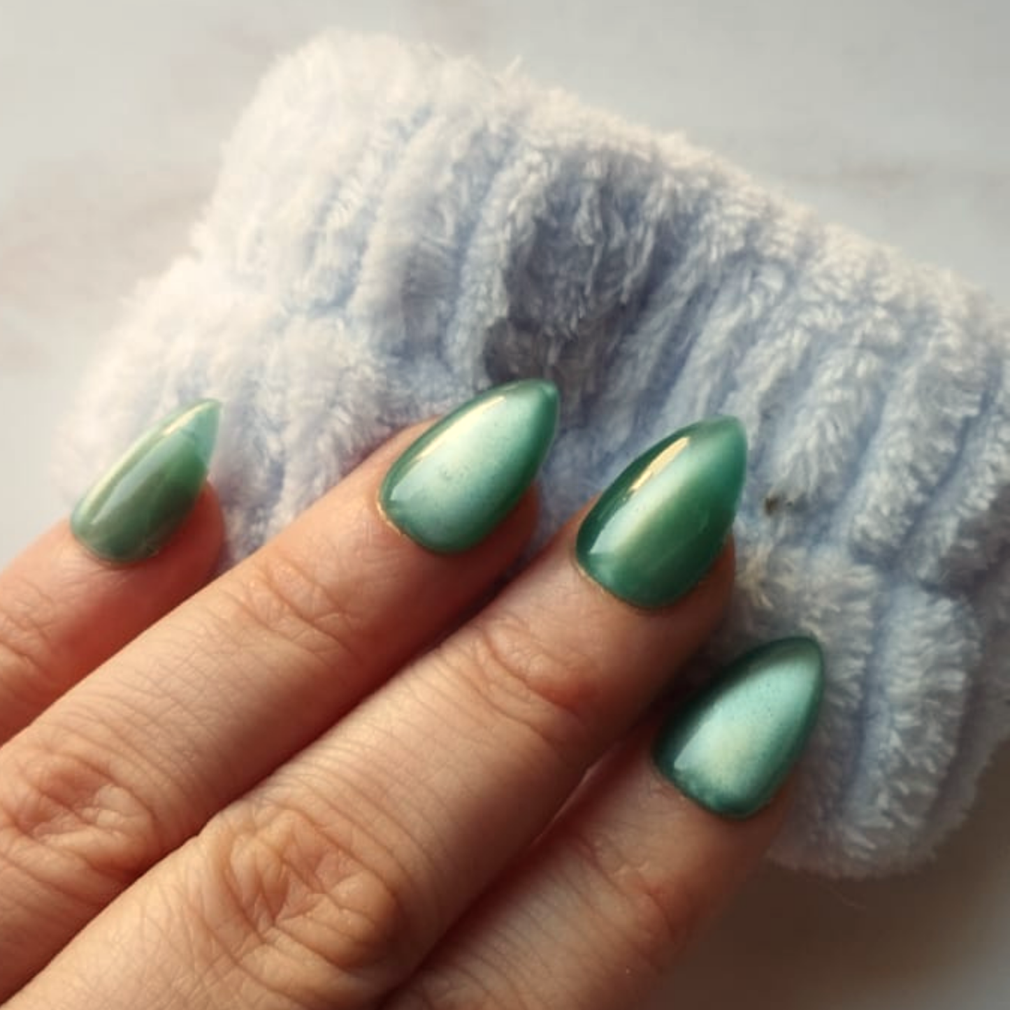 Glass Teal press-on nagels — draagfoto, essential wide almond
