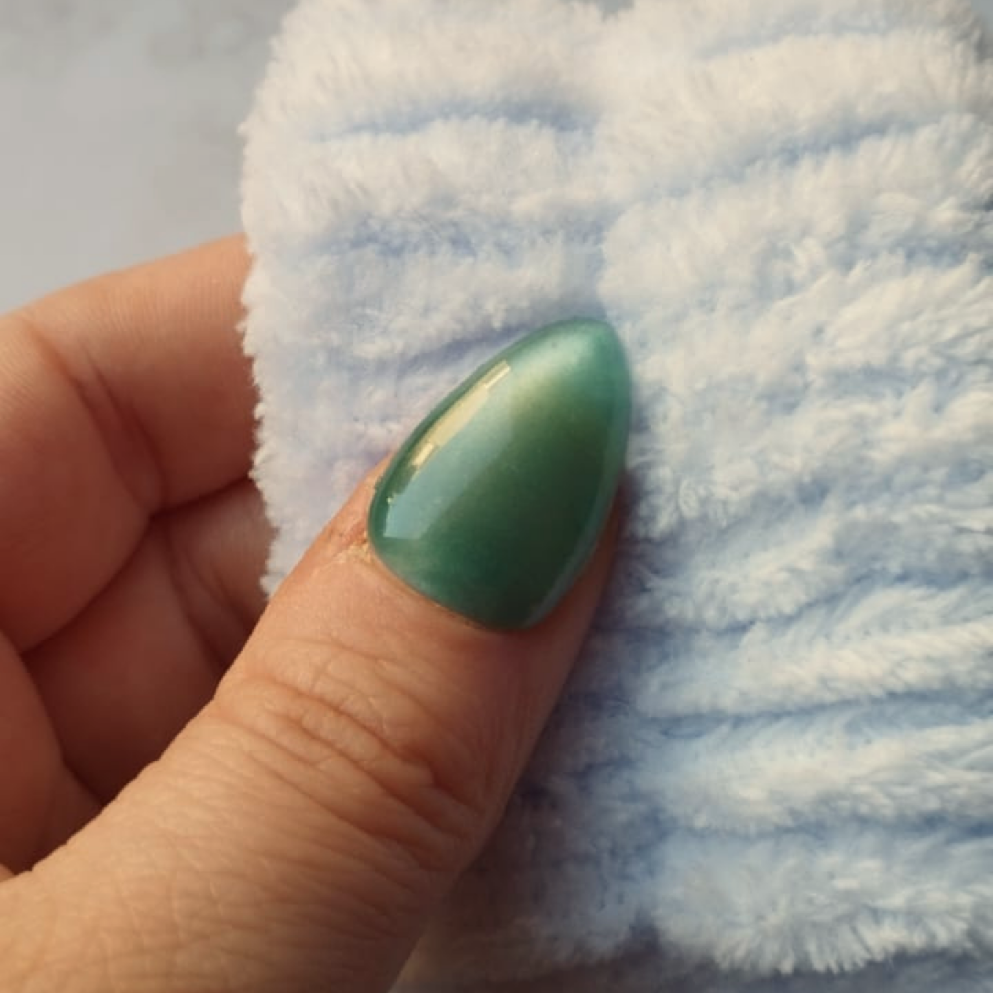 Glass Teal press-on nagels — draagfoto, essential wide almond