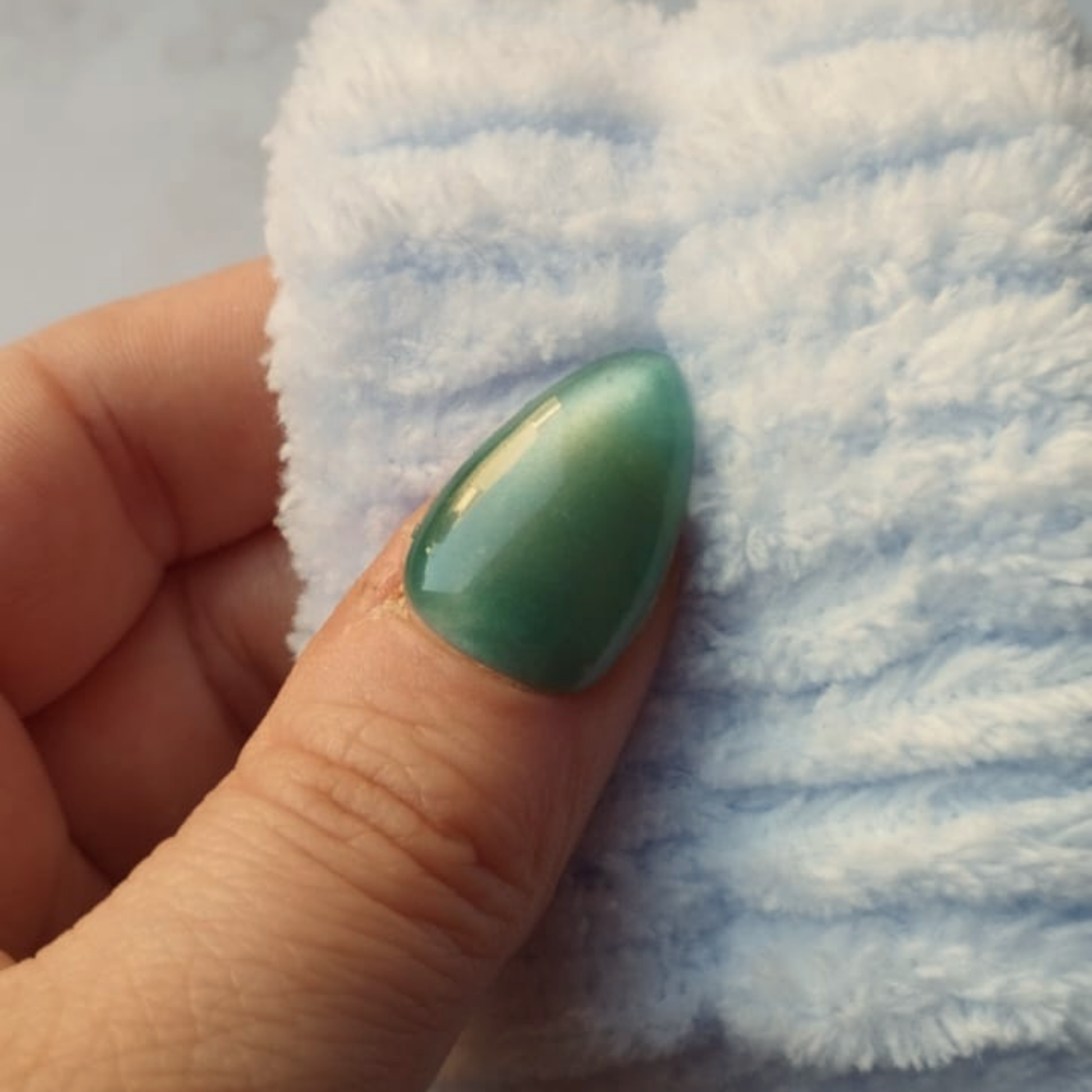 Glass Teal press-on nagels — draagfoto, essential wide almond