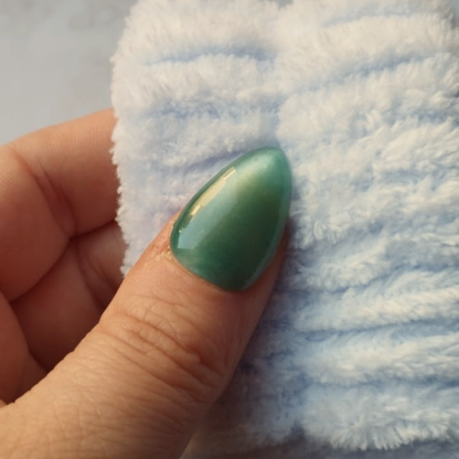 Glass Teal press-on nagels — draagfoto, essential wide almond