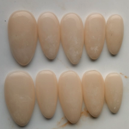 Marble Nude press-on nagels — draagfoto, signature narrow almond