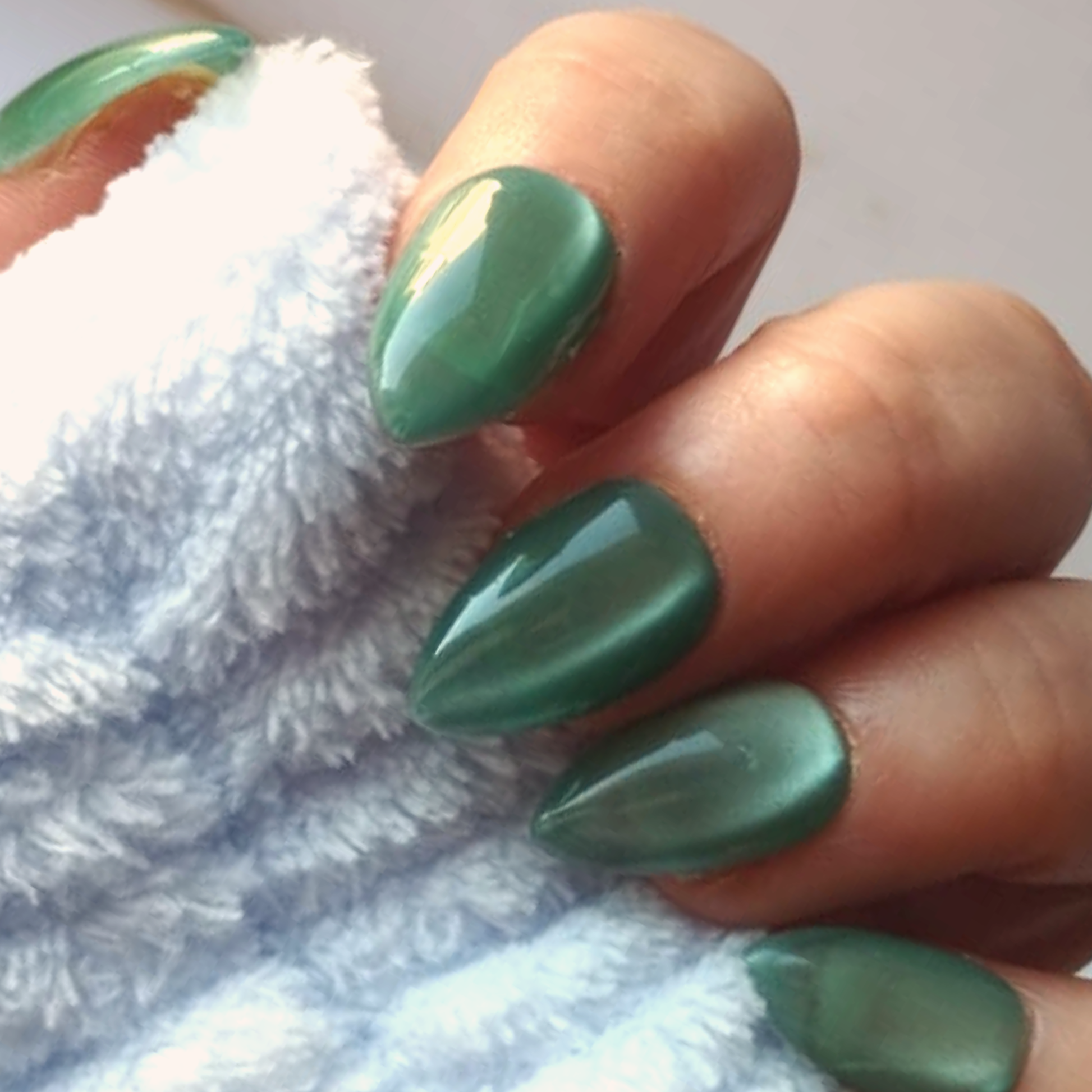 Glass Teal press-on nagels — draagfoto, essential wide almond