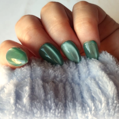 Glass Teal press-on nagels — draagfoto, essential wide almond