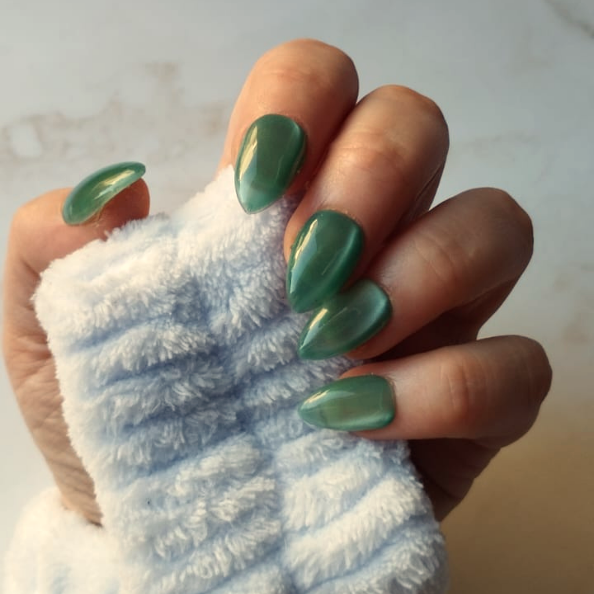 Glass Teal press-on nagels — draagfoto, essential wide almond