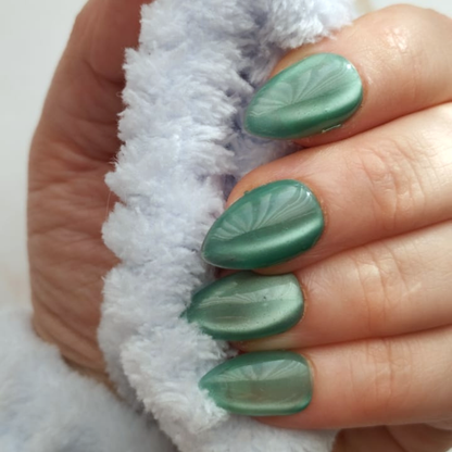 Glass Teal press-on nagels — draagfoto, essential wide almond