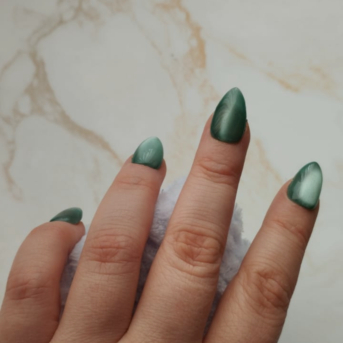 Glass Teal press-on nagels — draagfoto, essential wide almond