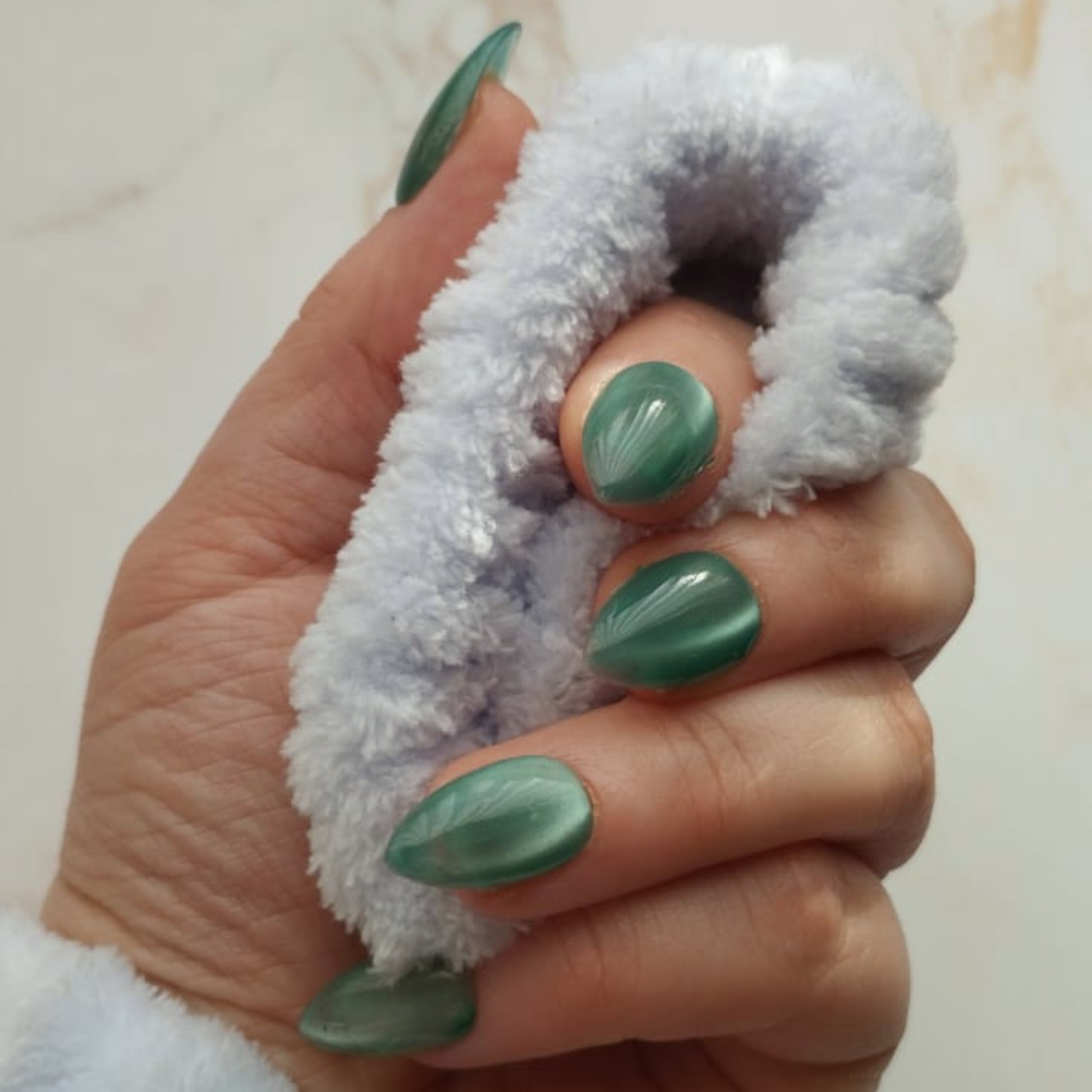 Glass Teal press-on nagels — draagfoto, essential wide almond