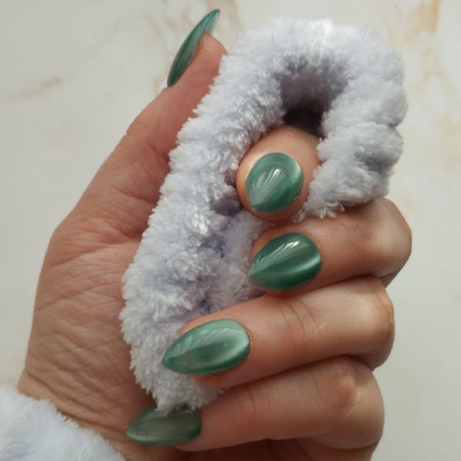 Glass Teal press-on nagels — draagfoto, essential wide almond