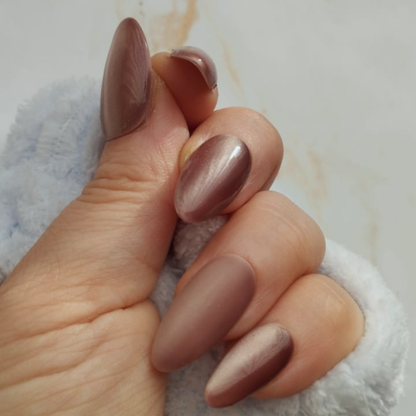 Coffee Beans press-on nagels — draagfoto, premium narrow almond