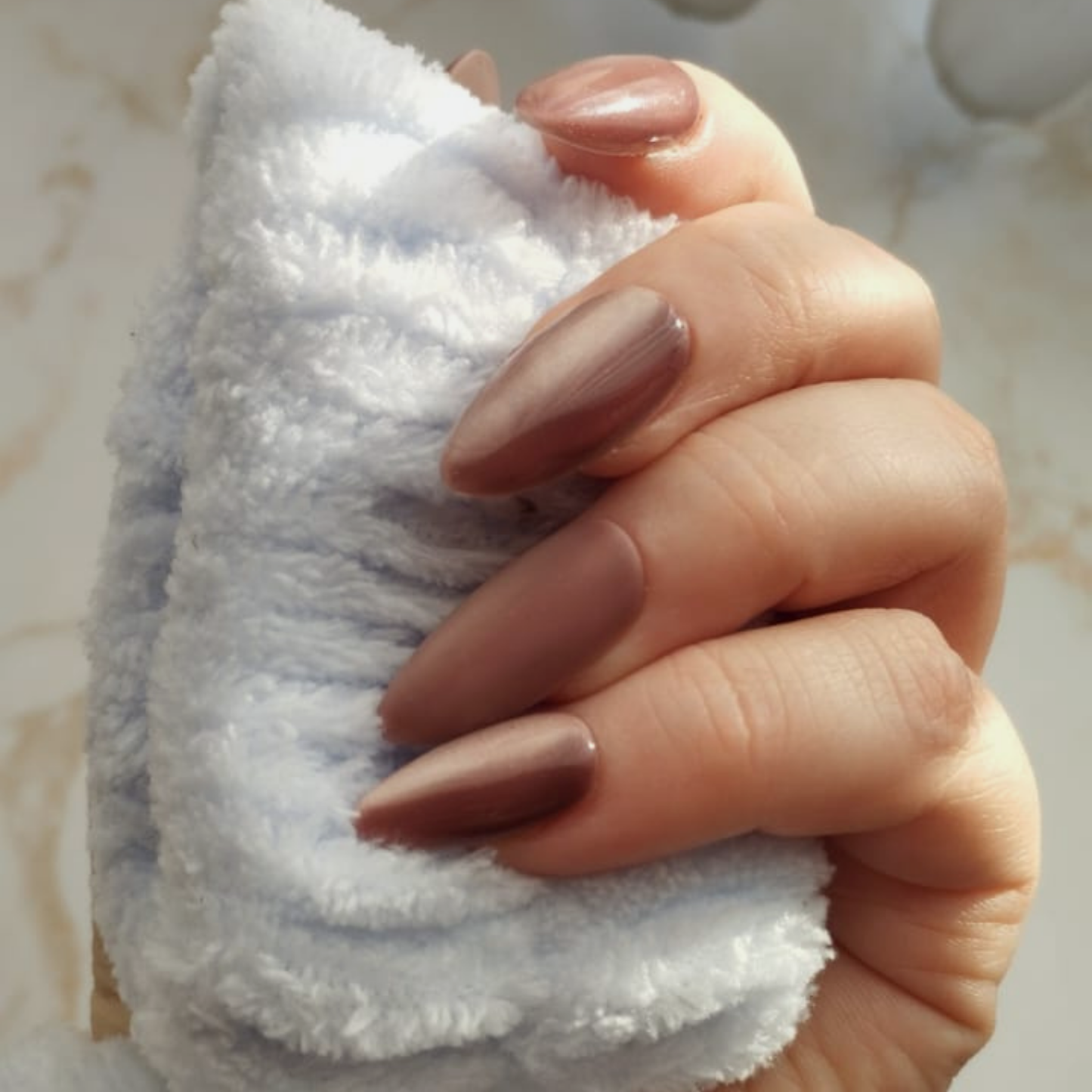Coffee Beans press-on nagels — draagfoto, premium narrow almond