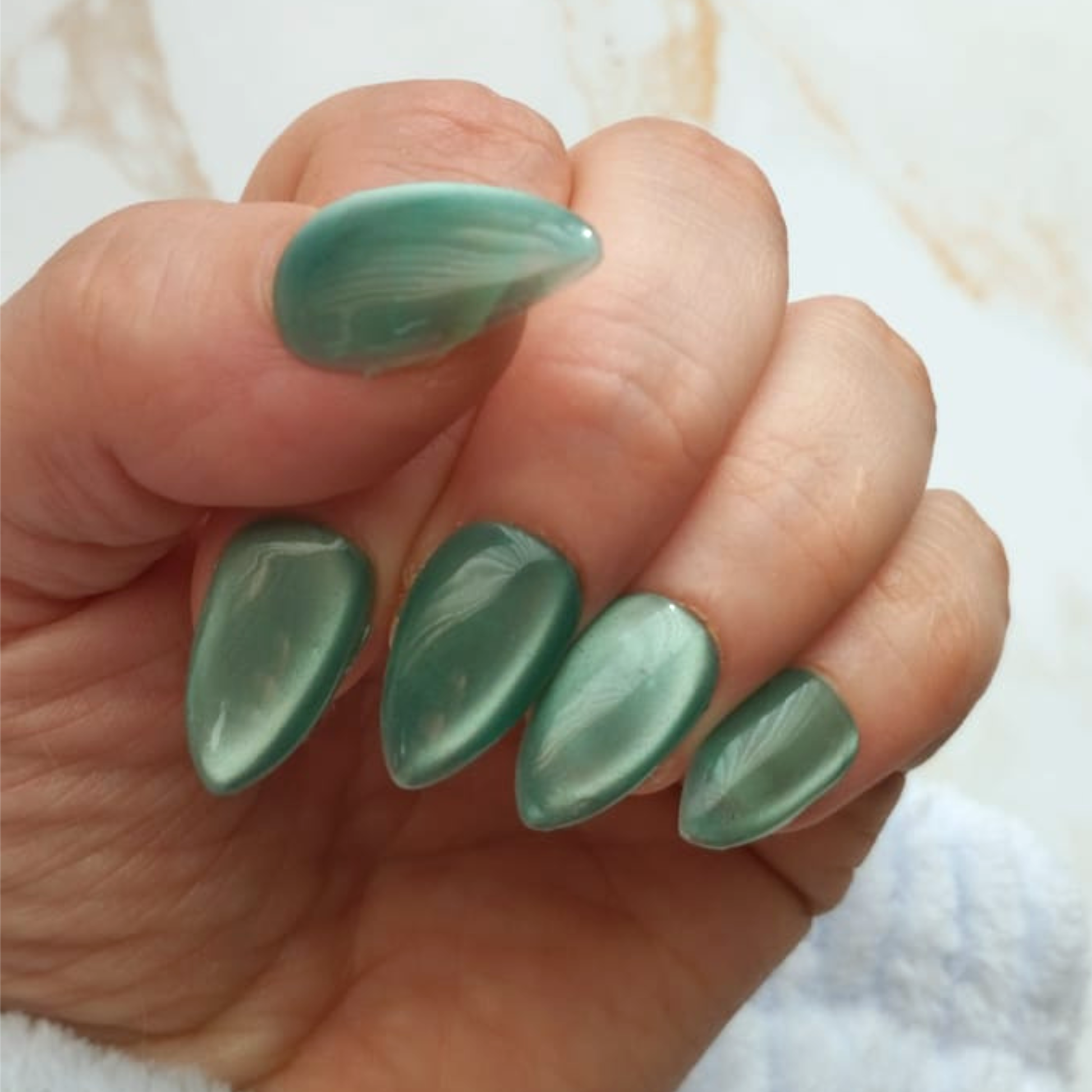 Glass Teal press-on nagels — draagfoto, essential wide almond